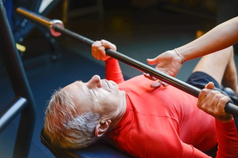 Äldre man på gym