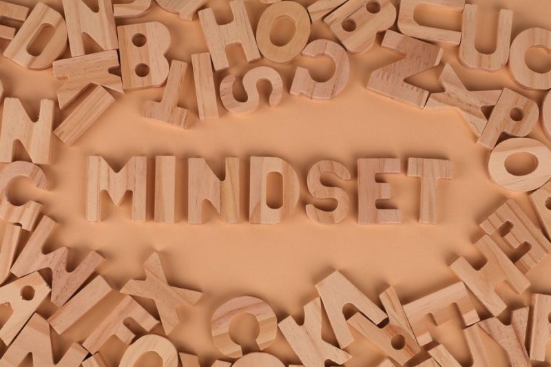 Mindsteg stavar med träalfabet